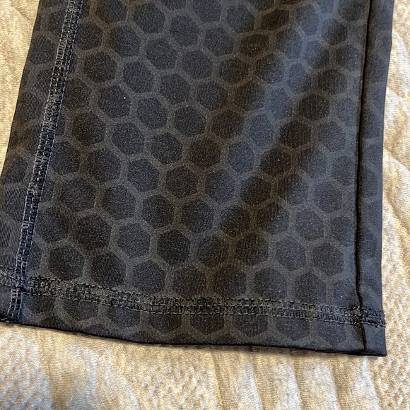 Tommy Hilfiger size M Capris Leggings Honeycomb print - Picture 3 of 5